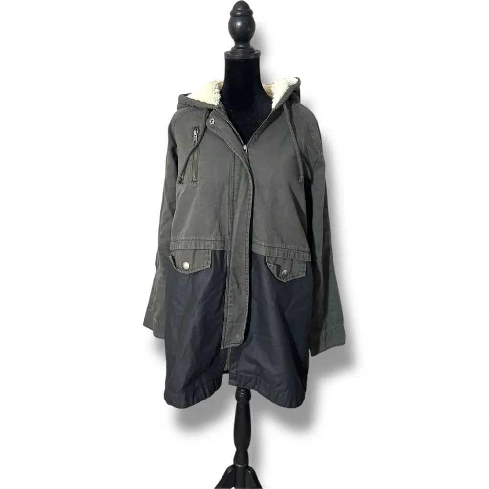 Sun & Shadow Hooded 2 Tone Faux Fur Lined Zip Up Canvas Army Fatigue Jacket - Picture 2 of 16